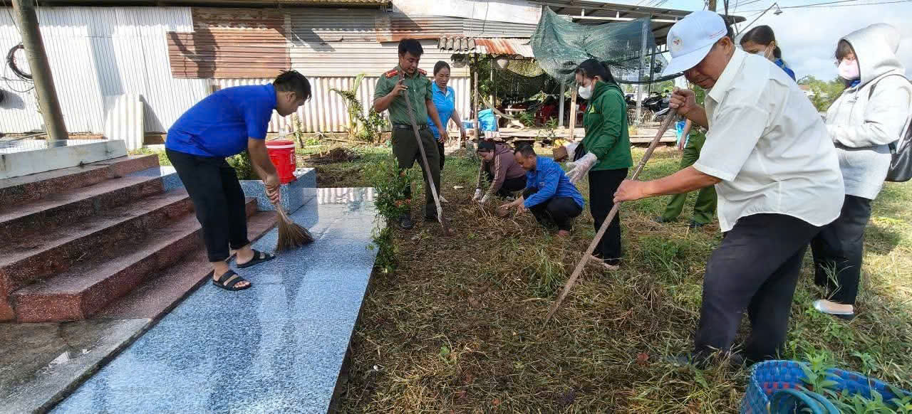 Đoàn Thanh niên phối hợp Hội Liên hiệp Phụ nữ xã Lục Sĩ Thành ra quân chỉnh trang Bia tưởng niệm Anh hùng Liệt sĩ