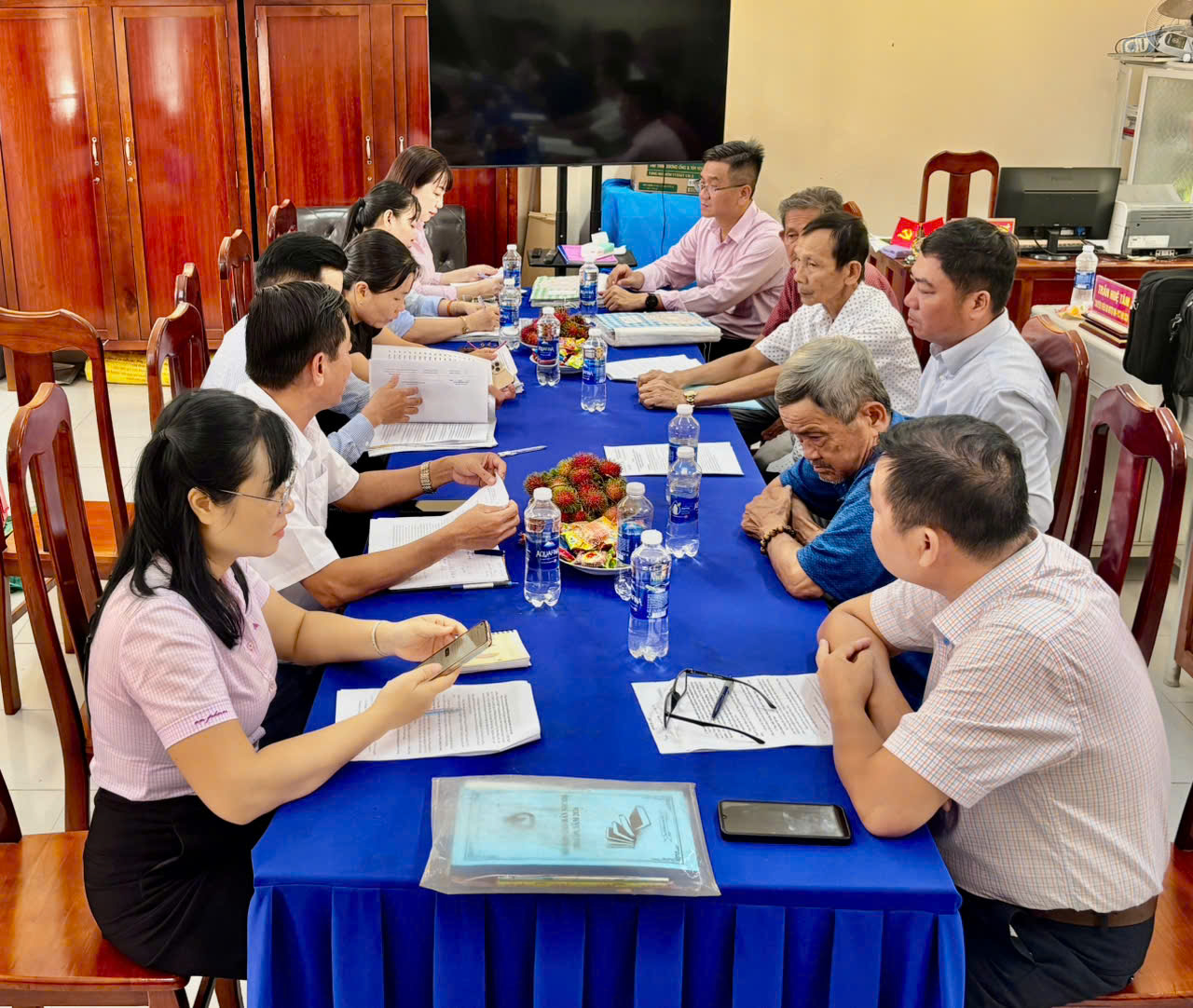 Đoàn kiểm tra Hội Nông dân tỉnh Vĩnh Long kiểm tra hoạt động nhận ủy thác tại Hội Nông dân xã Lục Sĩ Thành