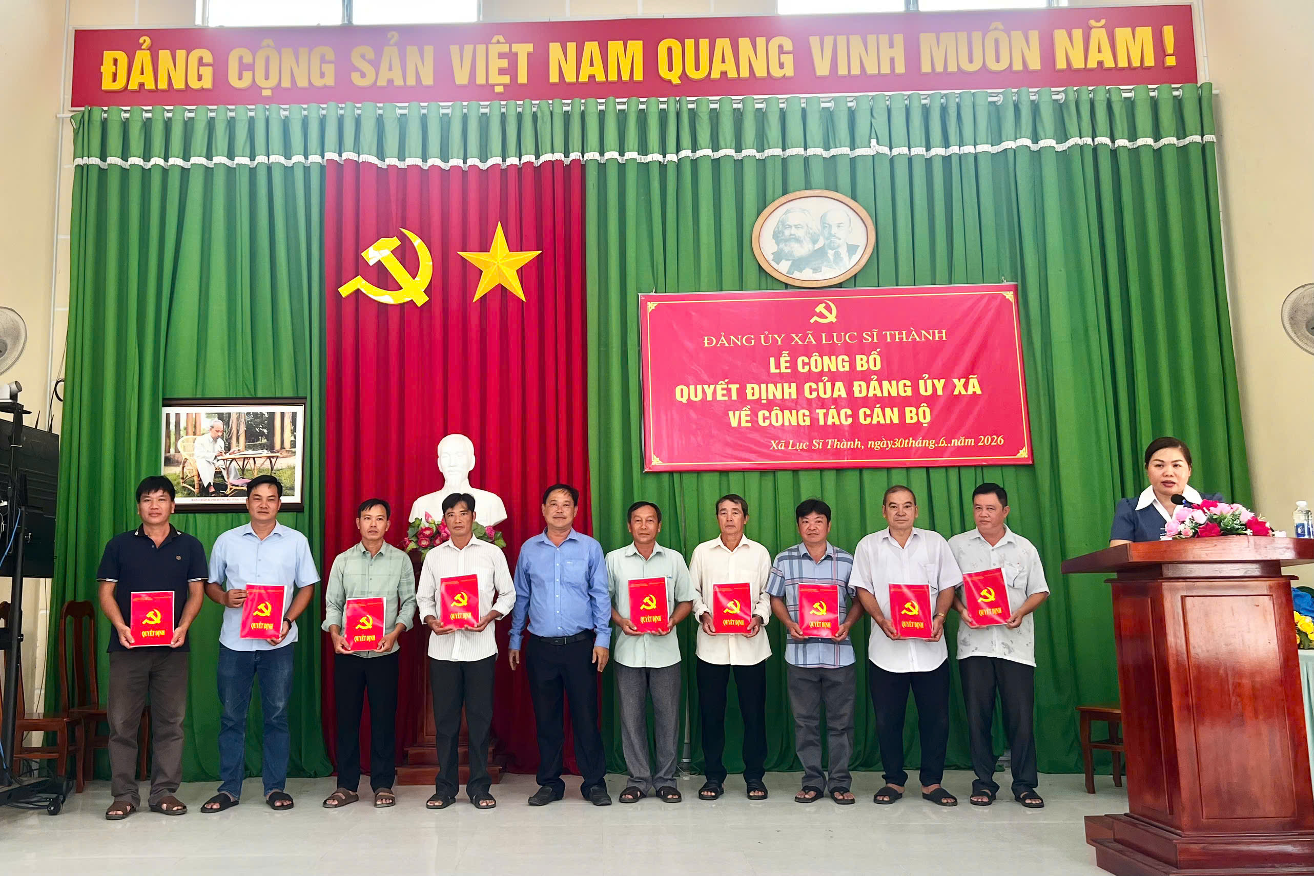 Đảng ủy xã Lục Sĩ Thành công bố các quyết định về công tác tổ chức và cán bộ