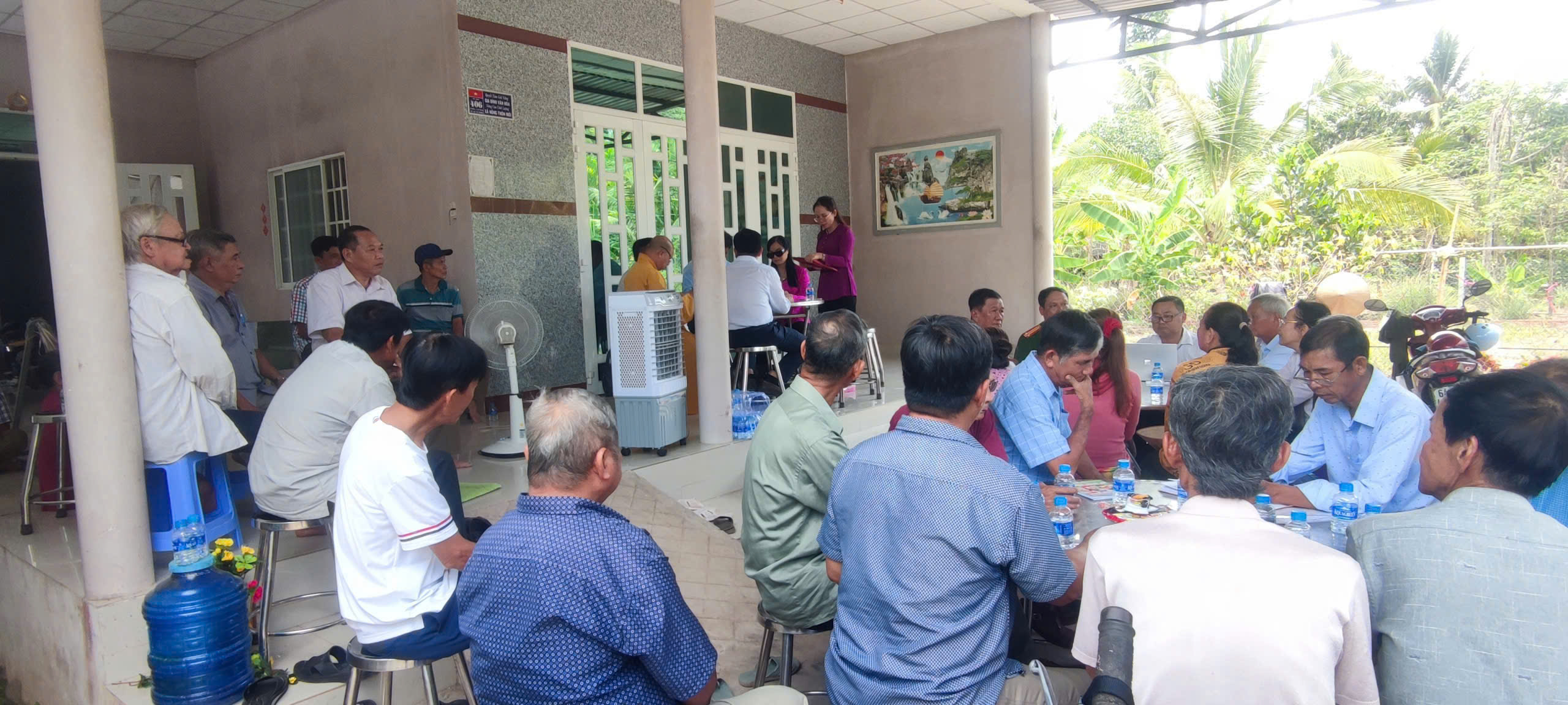 Đồng chí Nguyễn Văn Hai, Bí thư Đảng ủy - Chủ tịch HĐND xã tiếp xúc cử tri sau kỳ họp thứ nhất HĐND xã Lục Sĩ Thành khóa XIII