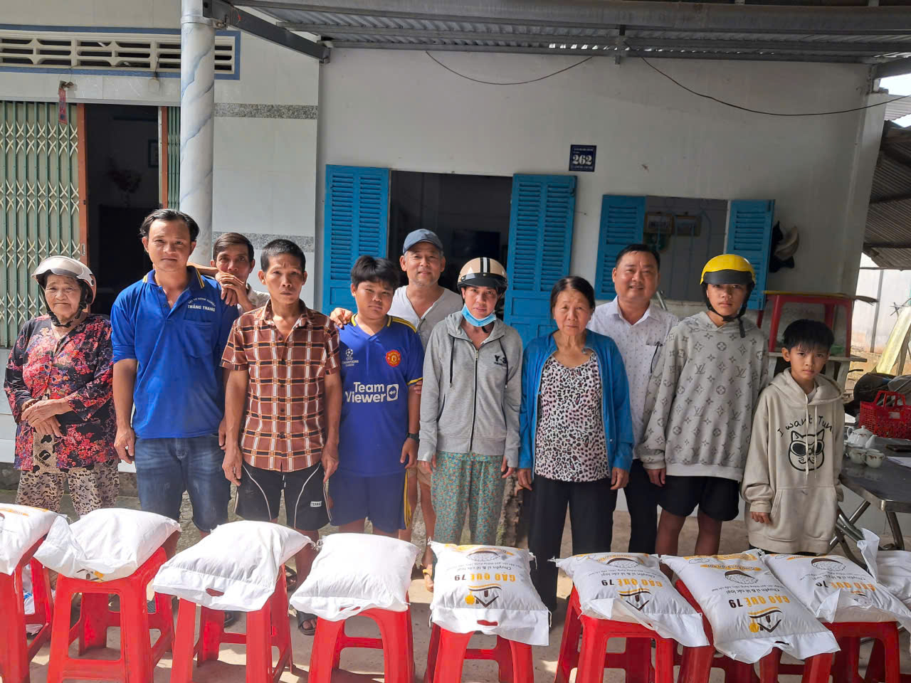 Trao 130 phần quà hỗ trợ hộ gia đình có hoàn cảnh khó khăn tại Ấp Phú Hưng