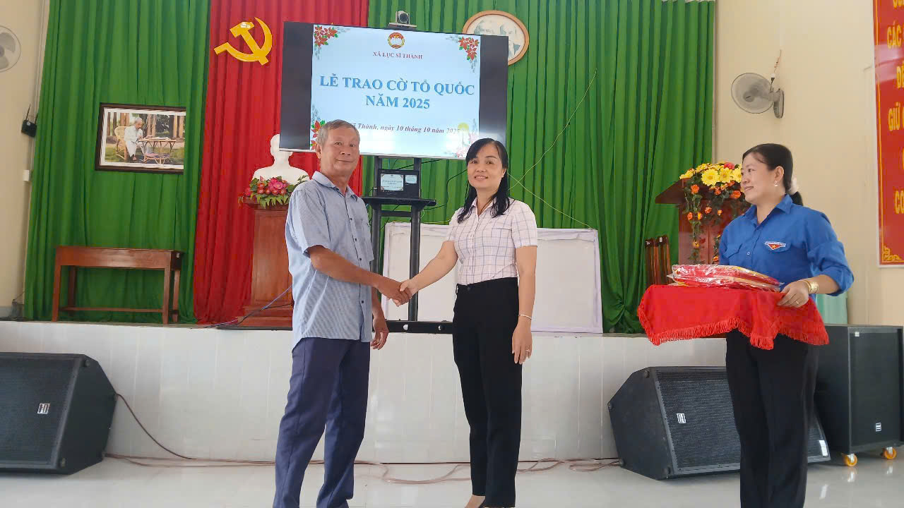 Ủy ban MTTQ Việt Nam xã Lục Sĩ Thành: tổ chức Lễ trao 100 lá Cờ Tổ quốc cho các ấp trên tuyến đường chính