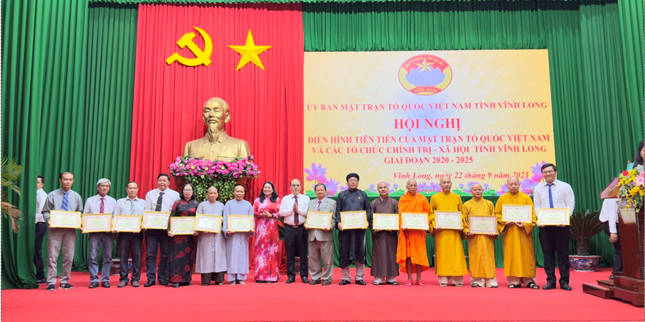 Thượng tọa Thích Mật Tịnh được UBND tỉnh Vĩnh Long vinh danh 