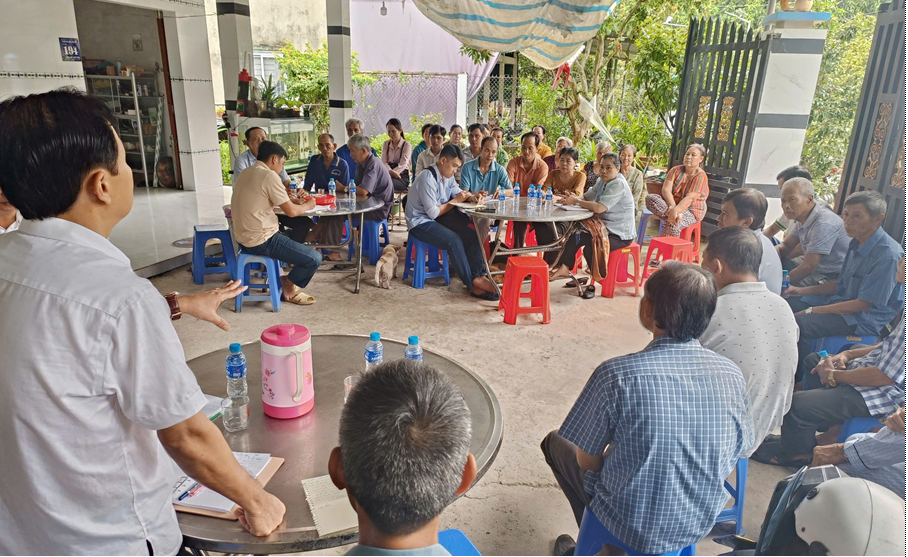 Đồng chí Nguyễn Hoàng Minh, Bí thư Đảng ủy - Chủ tịch HĐND xã Lục Sĩ Thành tiếp xúc cử tri ấp Phú Xuân - Phú Lợi
