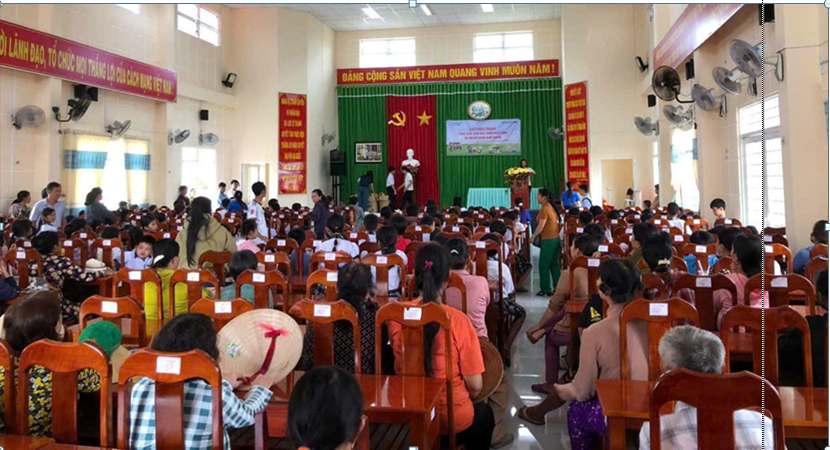 Nhóm “Chia sẻ yêu thương” trao học bổng và quà Trung thu cho học sinh có hoàn cảnh khó khăn ở xã Lục Sĩ Thành
