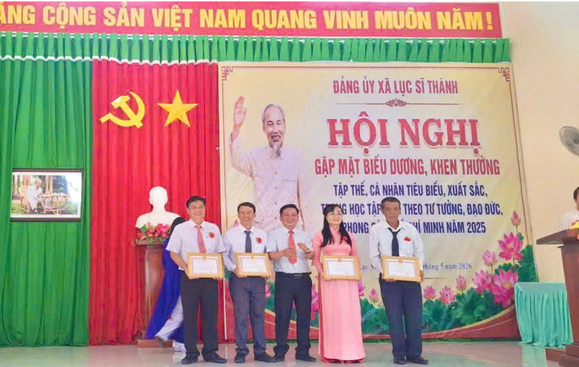 Trung tâm phục vụ hành chính công xã đạt thành tích trong học tập và làm theo tư tưởng, đạo đức, phong cách Hồ Chí Minh với mô hình “4 xin, 4 luôn”