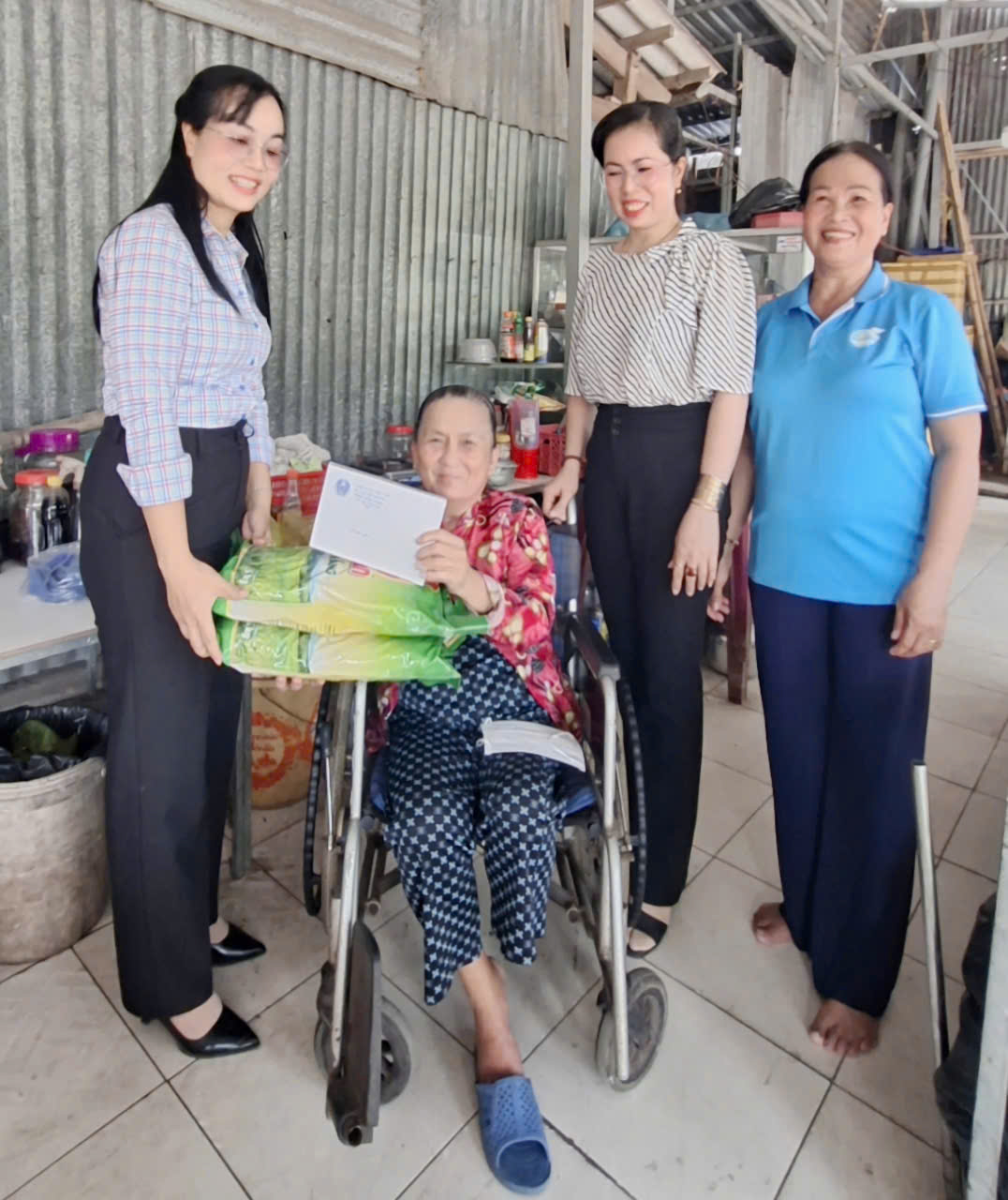 Trao quà hỗ trợ người khuyết tật có hoàn cảnh khó khăn trên địa bàn xã