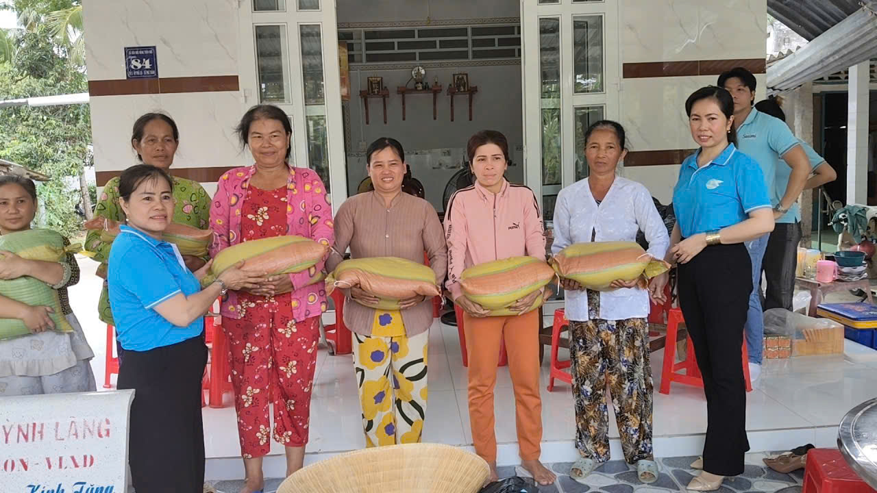 Ấm áp “Hũ gạo tình thương” ở ấp Phú Lợi, xã Lục Sĩ Thành
