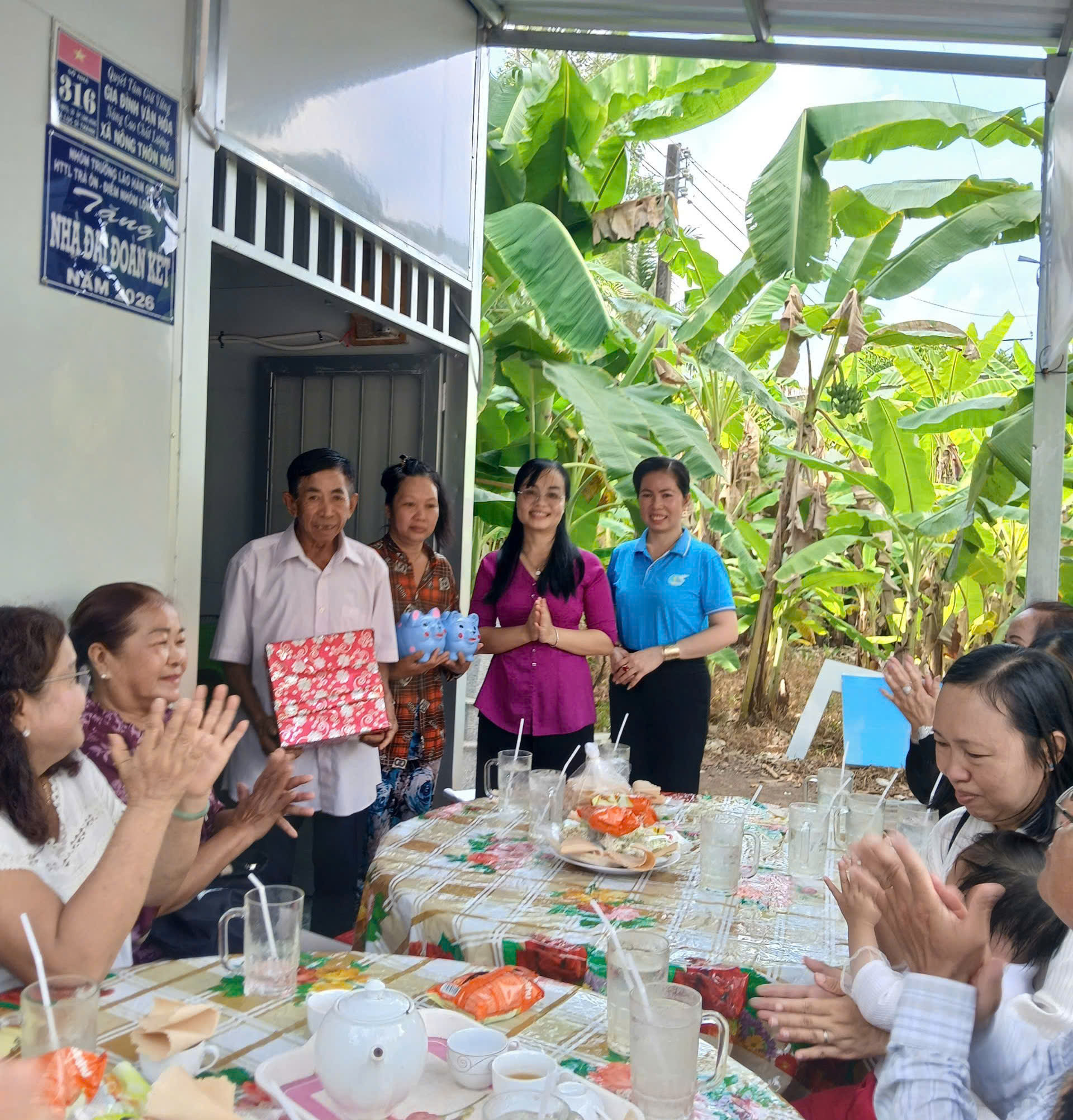 Trao tặng nhà Đại đoàn kết cho hộ khó khăn tại xã Lục Sĩ Thành