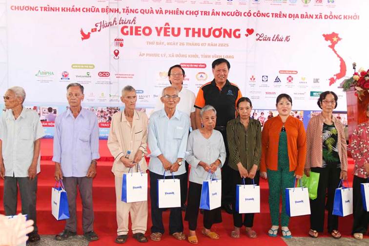 Vĩnh Long: khám chữa bệnh, cấp phát thuốc miễn phí, tặng quà gia đình chính sách, người có công 