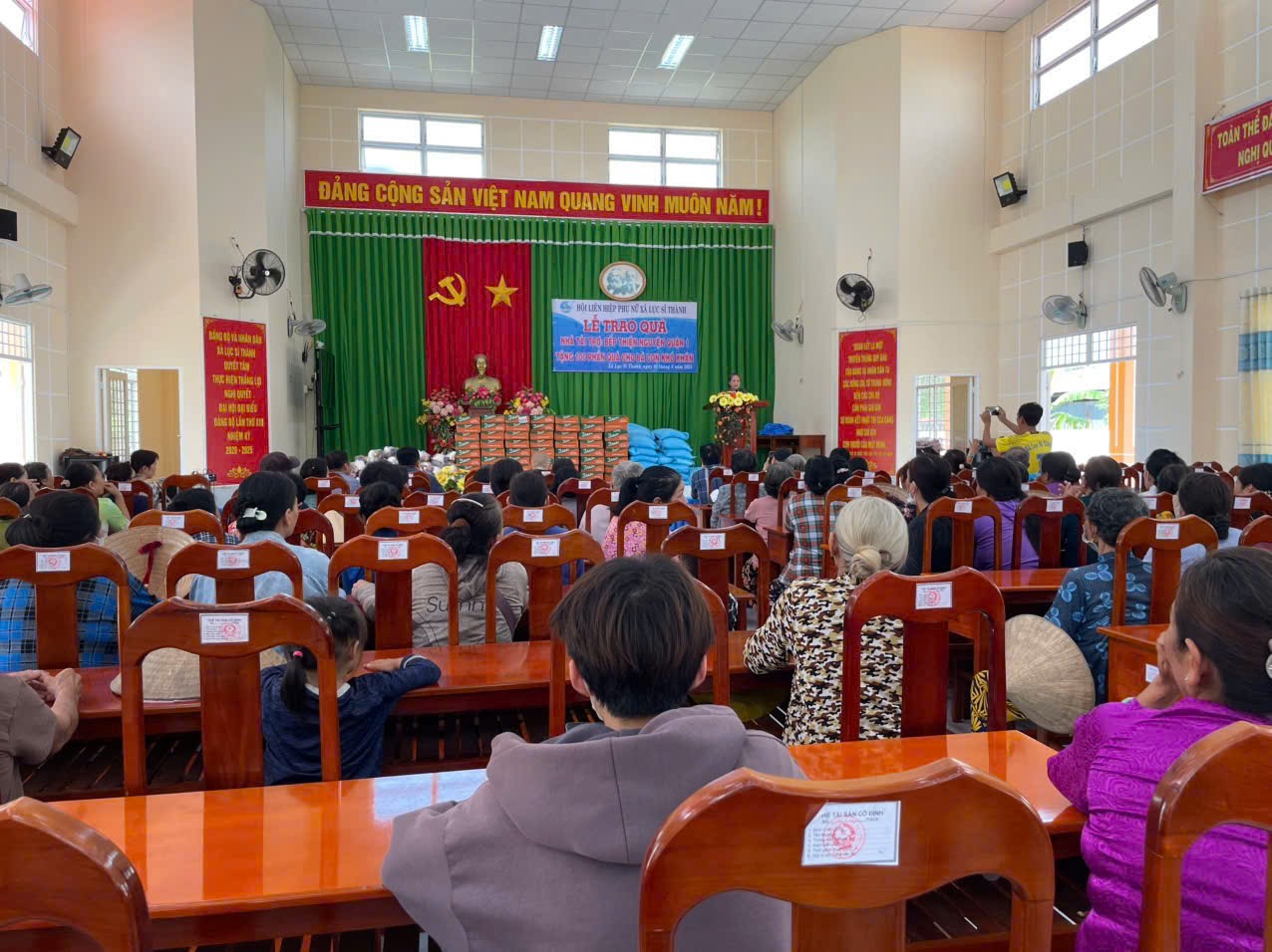 Trao quà cho hộ gia đình khó khăn tại xã Lục Sĩ Thành