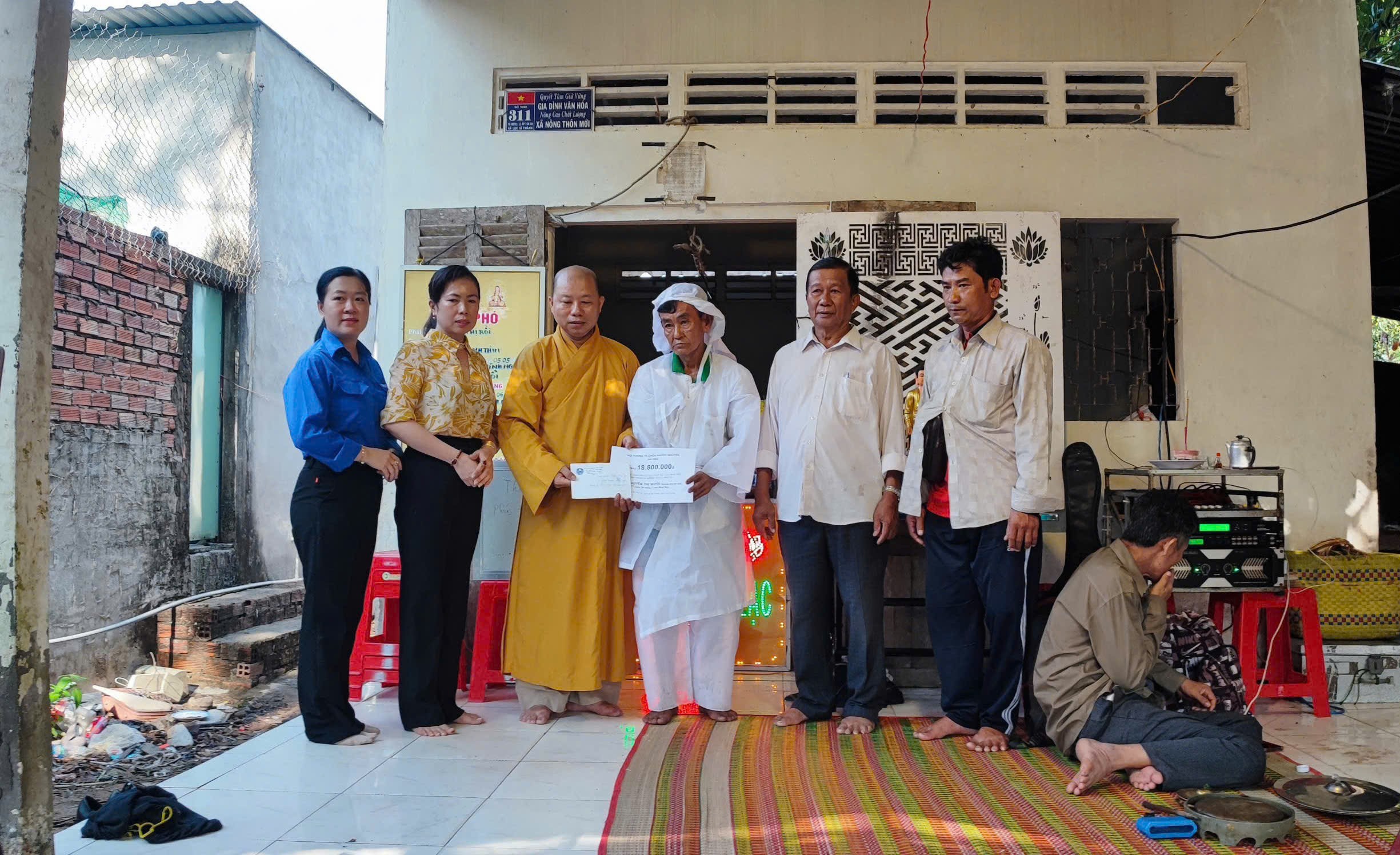 Ủy ban MTTQ Việt Nam xã Lục Sĩ Thành phối hợp cùng Thượng tọa chùa Phước Nguyên trao hỗ trợ mai táng cho cụ bà Nguyễn Thị Mười