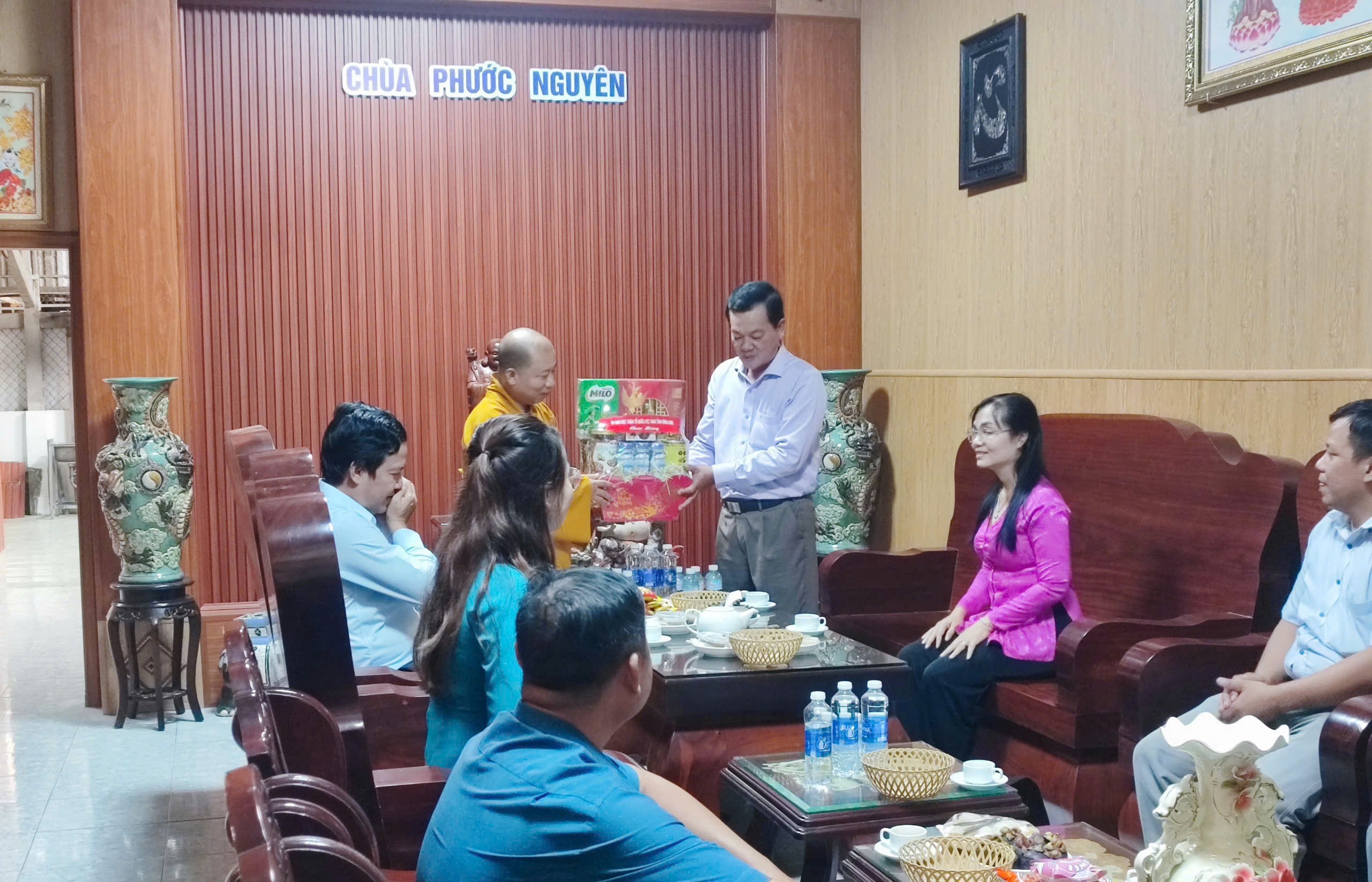 Lãnh đạo Ủy ban MTTQ Việt Nam tỉnh thăm, chúc mừng Đại lễ Phật đản tại chùa Phước Nguyên