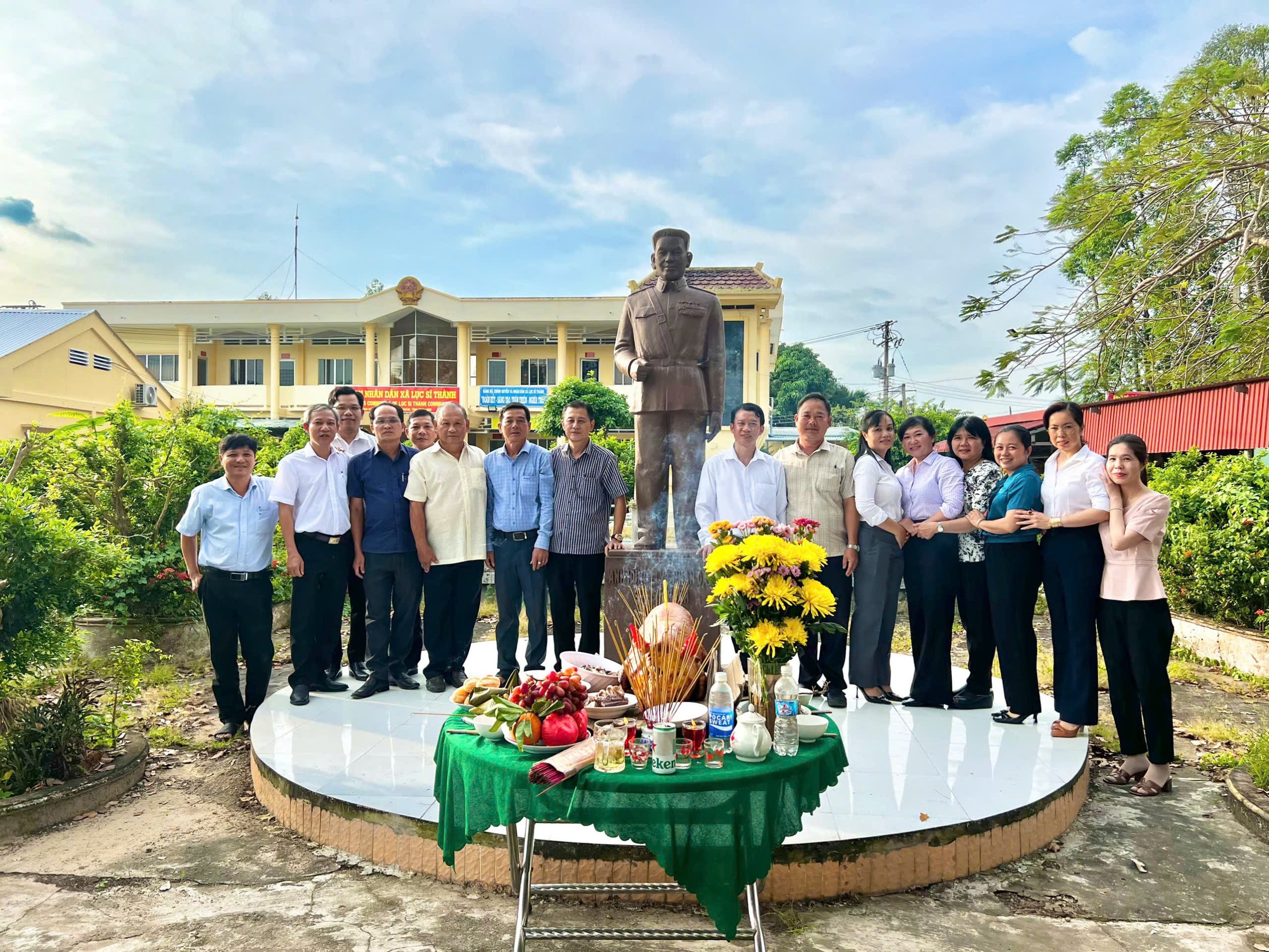 Đảng ủy - HĐND - UBND - Ủy ban Mặt trận Tổ quốc Việt Nam xã Lục Sĩ Thành: tổ chức lễ giỗ Anh hùng lực lượng vũ trang nhân dân Lục Sĩ Thành